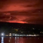 Hawaii, l’eruzione del Mauna Loa illumina il cielo di rosso