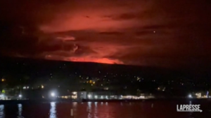 Hawaii, l’eruzione del Mauna Loa illumina il cielo di rosso