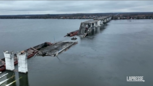 Ucraina, ponte sul Dnipro distrutto dai russi
