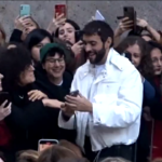 Marco Mengoni, fan in delirio a Milano