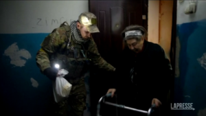 Ucraina, evacuati anziani da Kherson