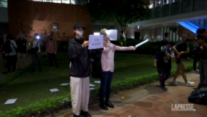 Hong Kong, studenti protestano contro norme anti-Covid