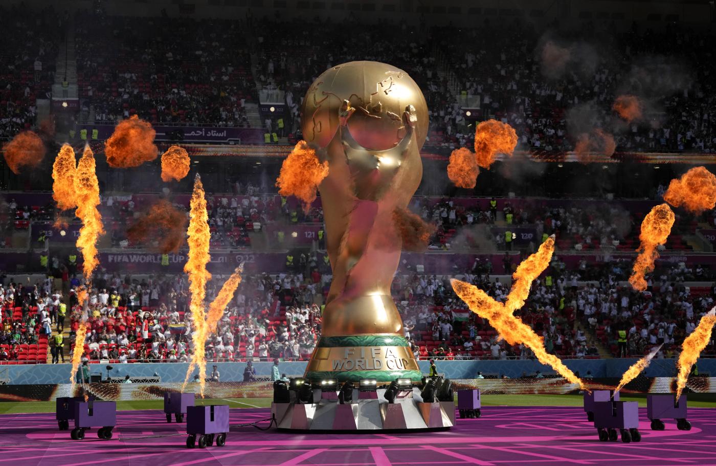 Qatar 2022, dirigente ammette: 400 lavoratori morti