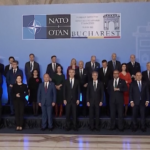 Nato, foto di rito dei ministri degli Esteri riuniti a Bucarest