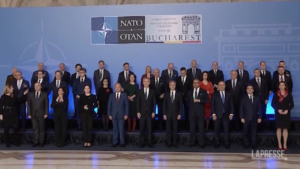 Nato, foto di rito dei ministri degli Esteri riuniti a Bucarest
