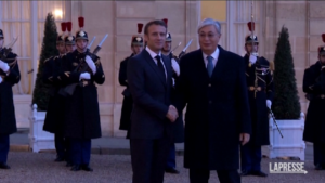 Francia, Emmanuel Macron riceve il presidente kazako