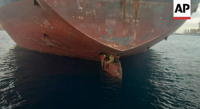 Migranti, 11 giorni aggrappati a una petroliera