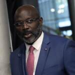 Qatar 2022, George Weah abbraccia il figlio dopo Iran-Usa