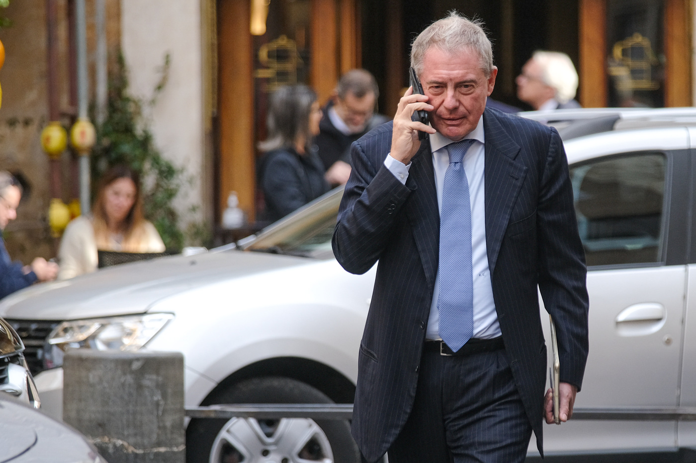 La moglie di Adolfo Urso, Olga Sokhnenko, salta la fila a Fiumicino. Il ministro: “L’ho accompagnata, poi sono andato al ministero”