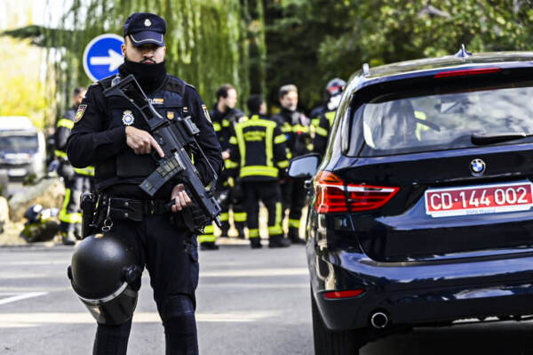 Bomba esplode all'ambasciata Ucraina a Madrid