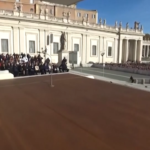 Vaticano, Papa applaude acrobati divertito