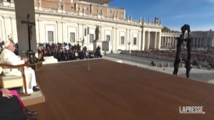Vaticano, Papa applaude acrobati divertito
