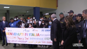 Migranti, arrivati a Fiumicino 114 rifugiati