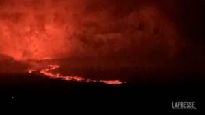 Hawaii, erutta vulcano: persone scappano dalle case