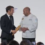 Macron riceve una baguette in conferenza stampa