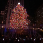 Natale, si accende l’albero al Rockefeller Center