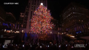 Natale, si accende l’albero al Rockefeller Center