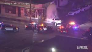 Los Angeles, auto contro idrante durante inseguimento