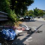 Ferrara, auto investe bici: morto 17enne