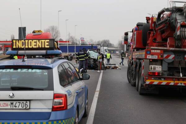 Treviso, auto sbanda e finisce in canale: due vittime