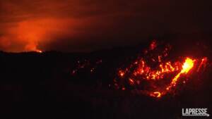 Hawaii, ancora lava lungo il Mauna Loa