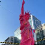 Milano, spunta statua Libertà con volto Putin