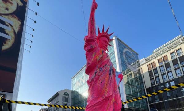 Milano, spunta statua Libertà con volto Putin