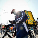 Milano, rider Glovo da retribuire come CCNL commercio