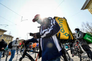 Milano, manifestazione riders del food delivery per il miglioramento delle condizioni lavorative