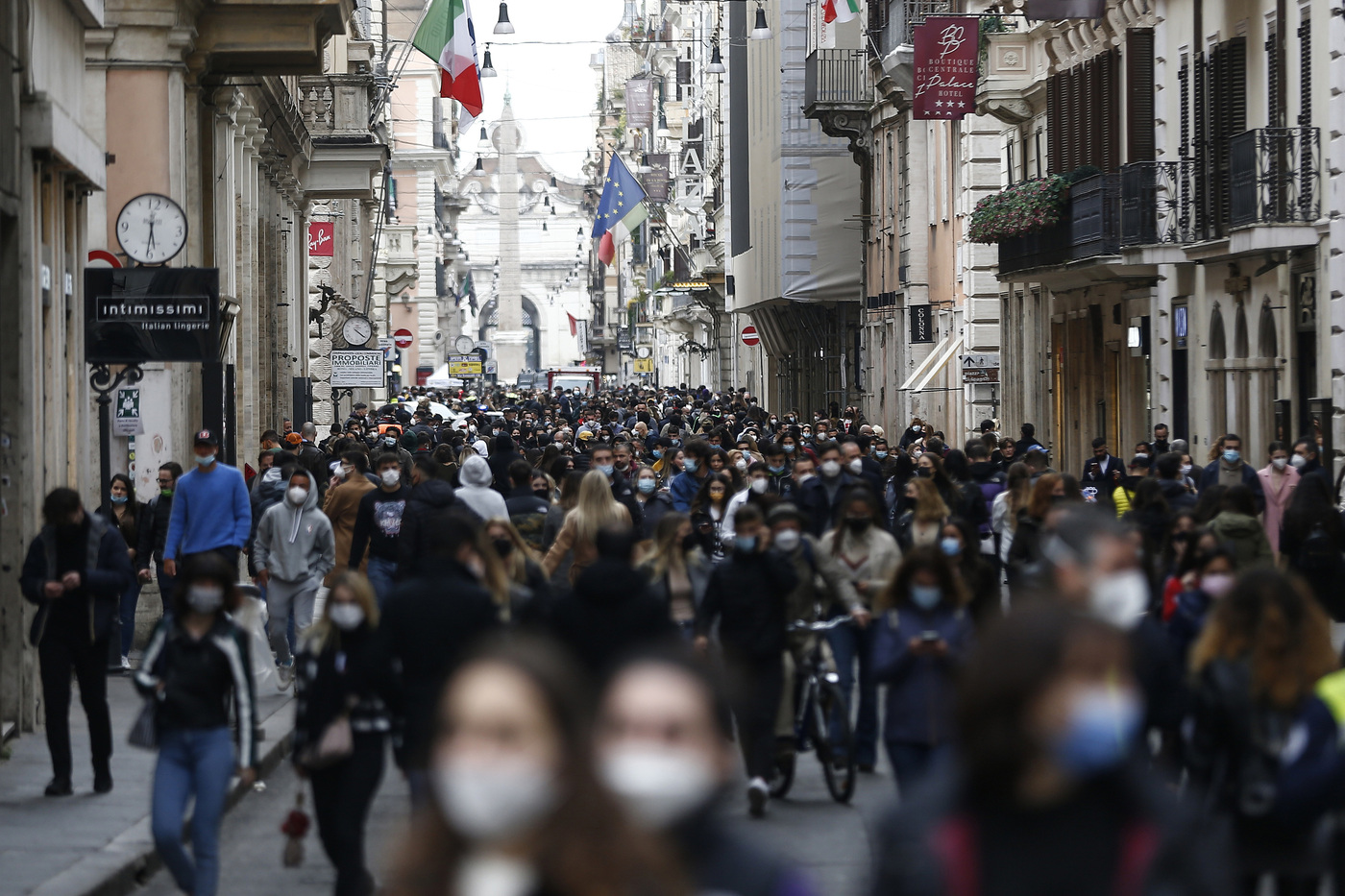 Covid, aumentano vittime: + 9,5% in 7 giorni