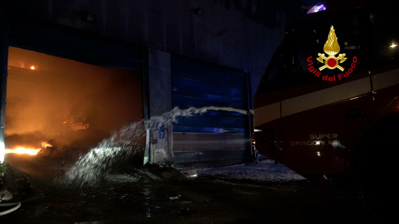 Varese, incendio in palazzina: muore 78enne