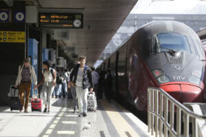 Roma, primo giorno senza mascherina su bus e treni