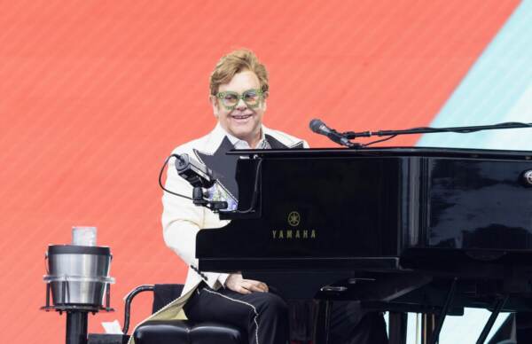 Glastonbury, Elton John al festival per il suo ultimo concerto in Gb