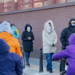 Cina, salgono contagi da Covid e diminuiscono restrizioni