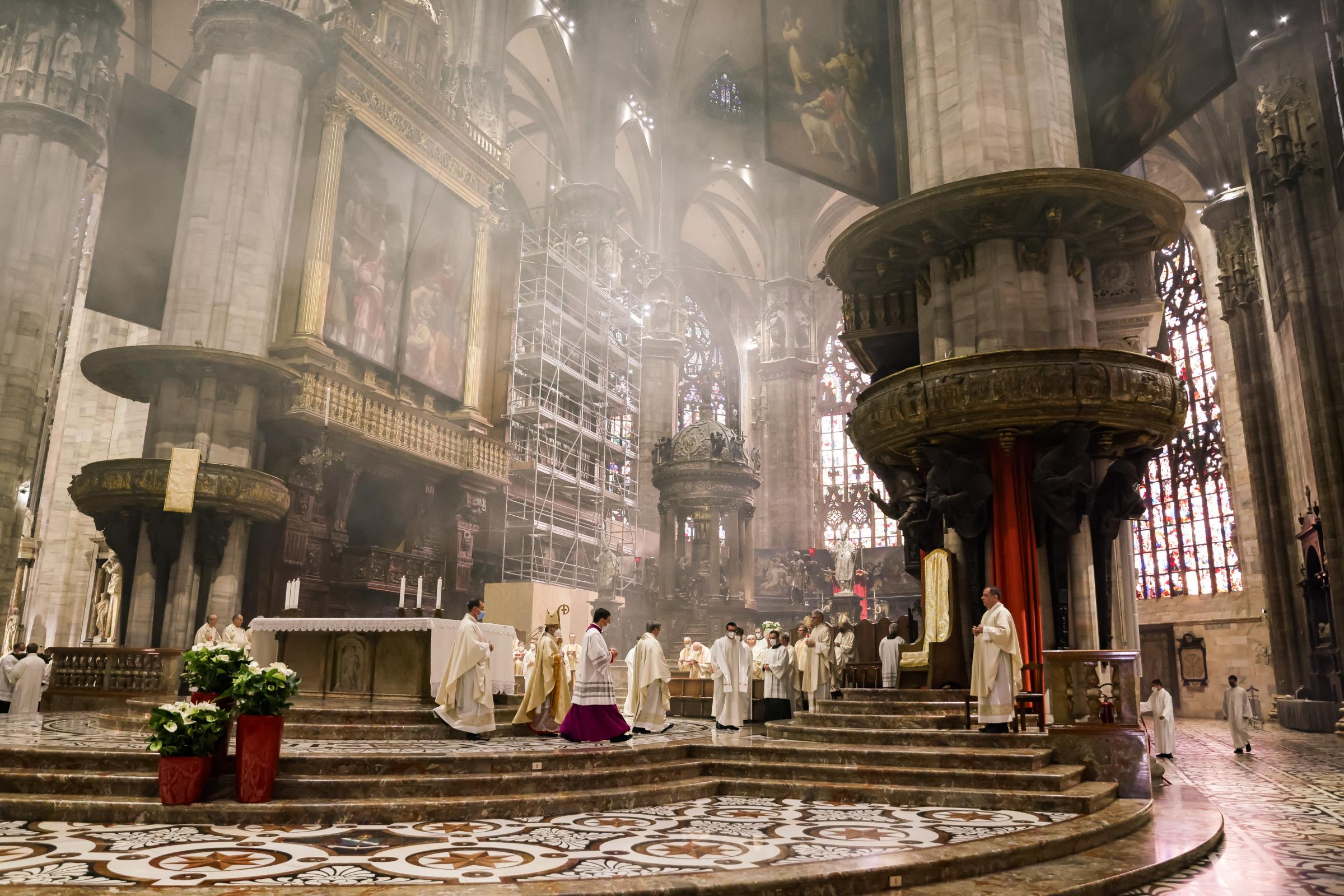 Covid, in chiesa tornano acquasantiere e segno di pace