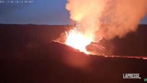 Hawaii, lava e cenere dal vulcano Mauna Loa