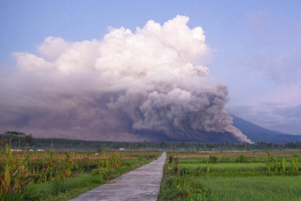 Indonesia, erutta vulcano Semeru