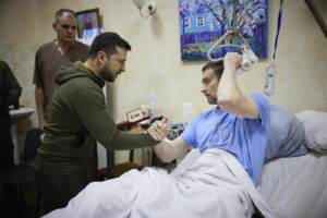 VOLODYMYR ZELENSKYY VISITA I FERITI IN OSPEDALE A KIEV