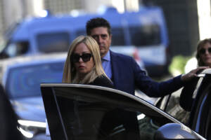 Il presidente del Consiglio Giorgia Meloni arriva alla conferenza stampa nella sala polifunzionale
