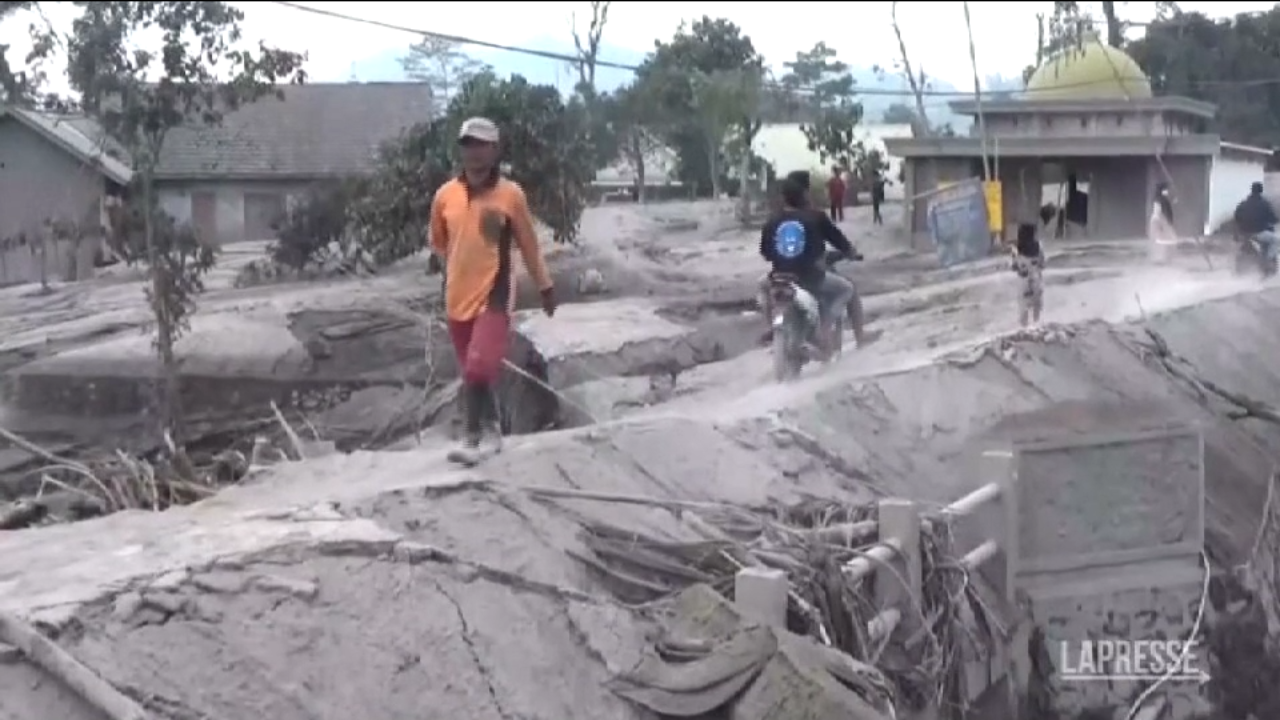 Indonesia, eruzione del Monte Semeru - LaPresse