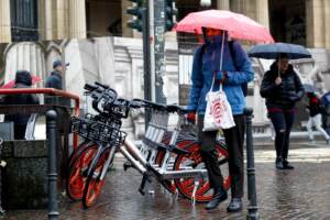 Biciclette del servizio Mobike inutilizzate in centro a Milano