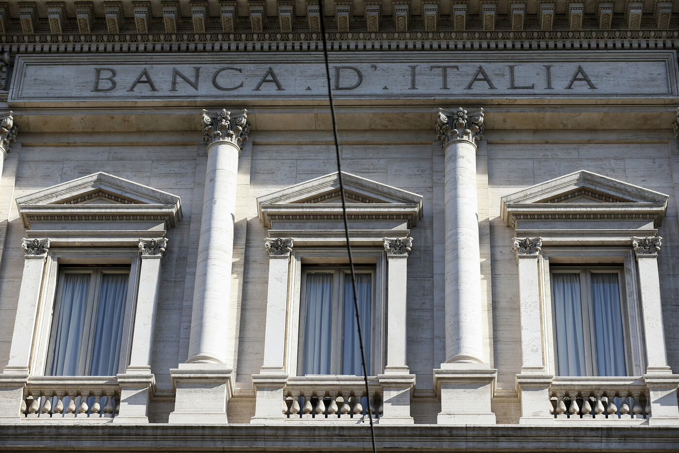 Manovra, bocciatura Bankitalia e polemica Fazzolari