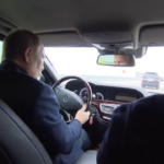 Russia, Putin al volante attraversa il ponte in Crimea