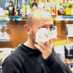 Torino, barista aggredito da anarchici: “Preso a calci e pugni”