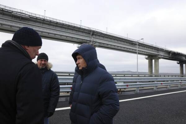 Russia, drone su base aerea: feriti
