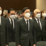 Hong Kong, centinaia di persone commemorano Jiang Zemin