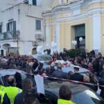 Ischia, tanta commozione a funerali di Eleonora e Salvatore