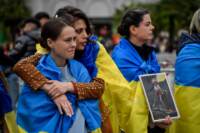 Milano, flashmob della comunità ucraina in piazza Duomo contro l’invasione russa