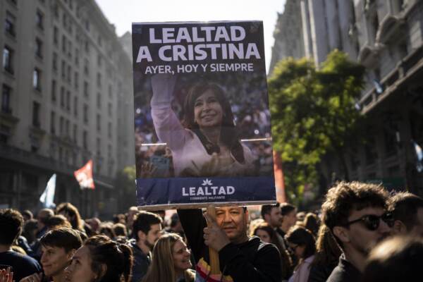 Migliaia in piazza a Buenos Aires per sostenere Kirchner