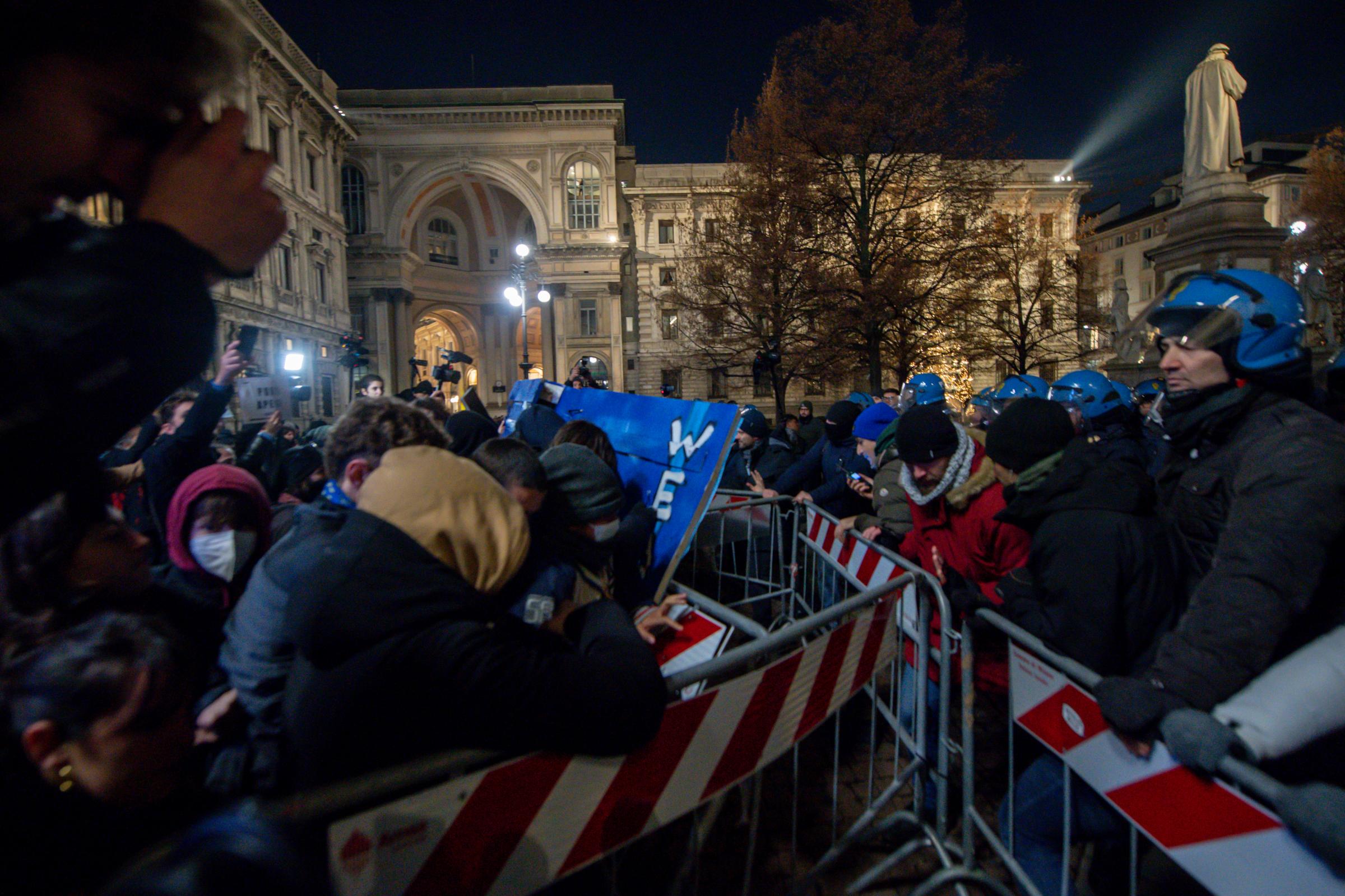 Scala di Milano, in piazza protesta pro Ucraina